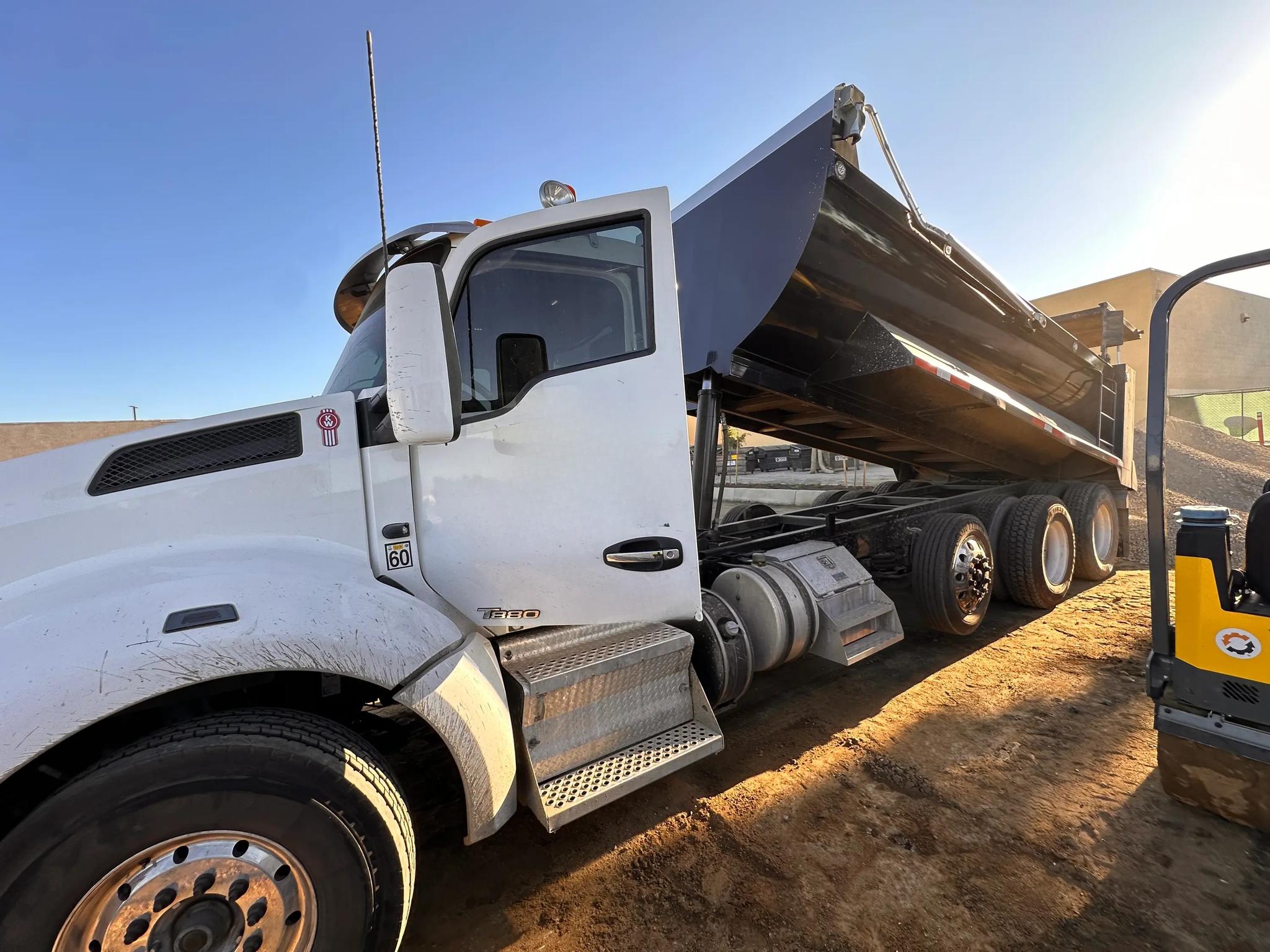 2018 Kenworth T880 Dump Truck - image 3