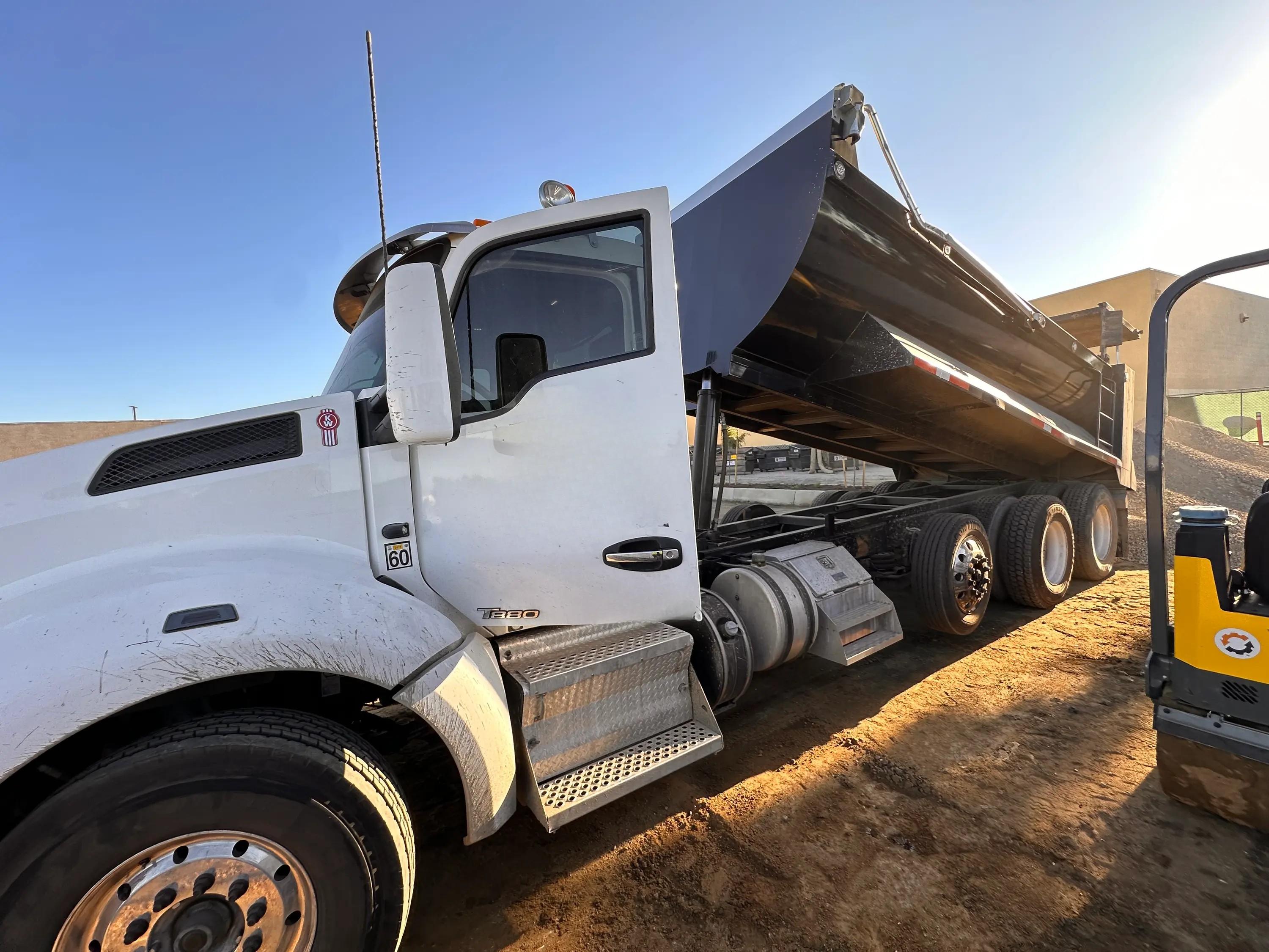 2018 Kenworth T880 Dump Truck - image 3