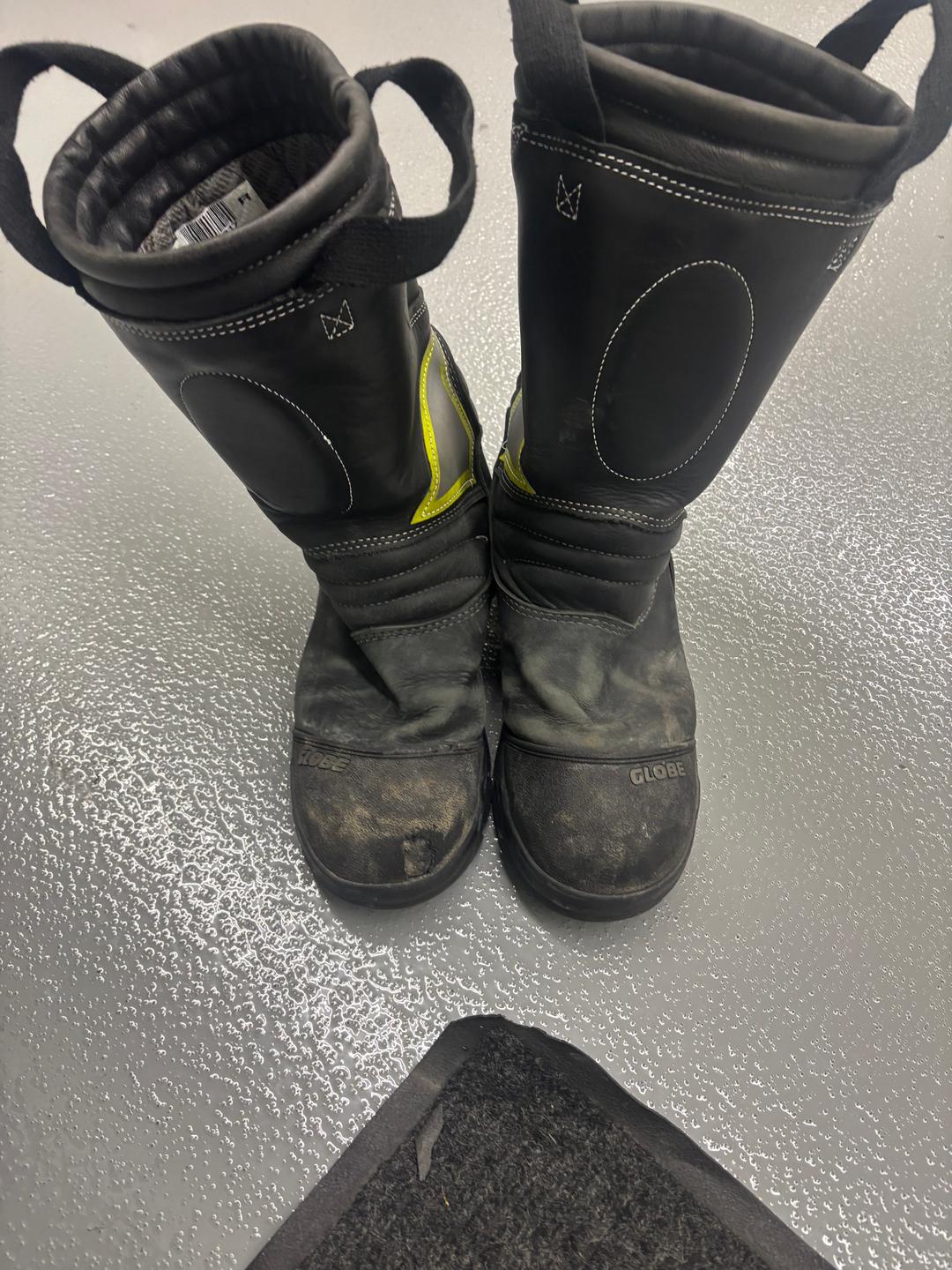 Globe Supreme leather boots