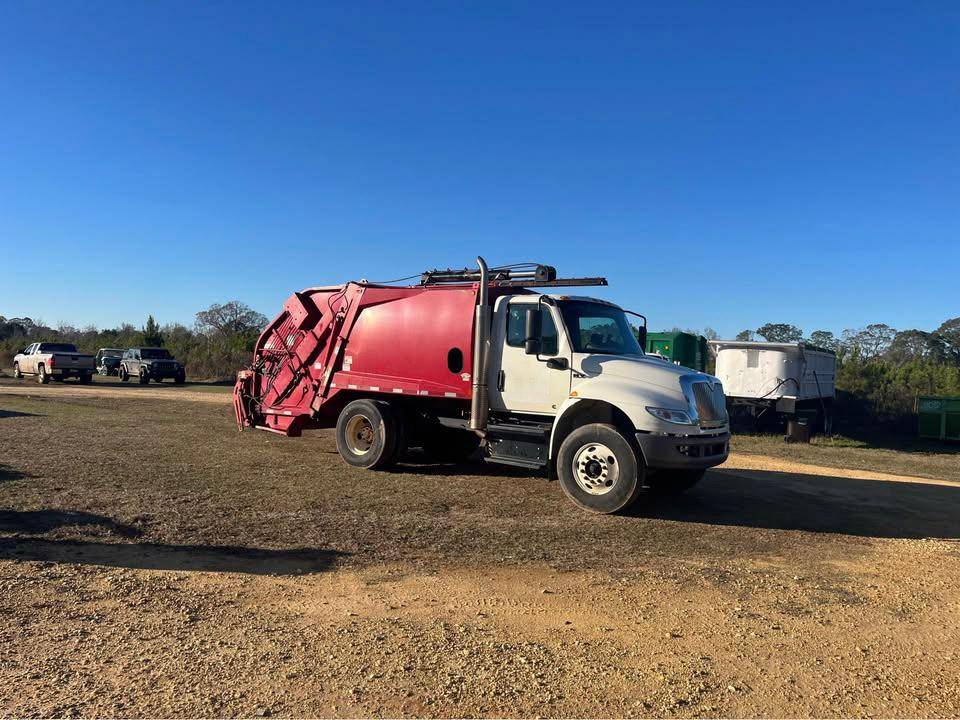 2022 International New Way Rear Loader - image 3