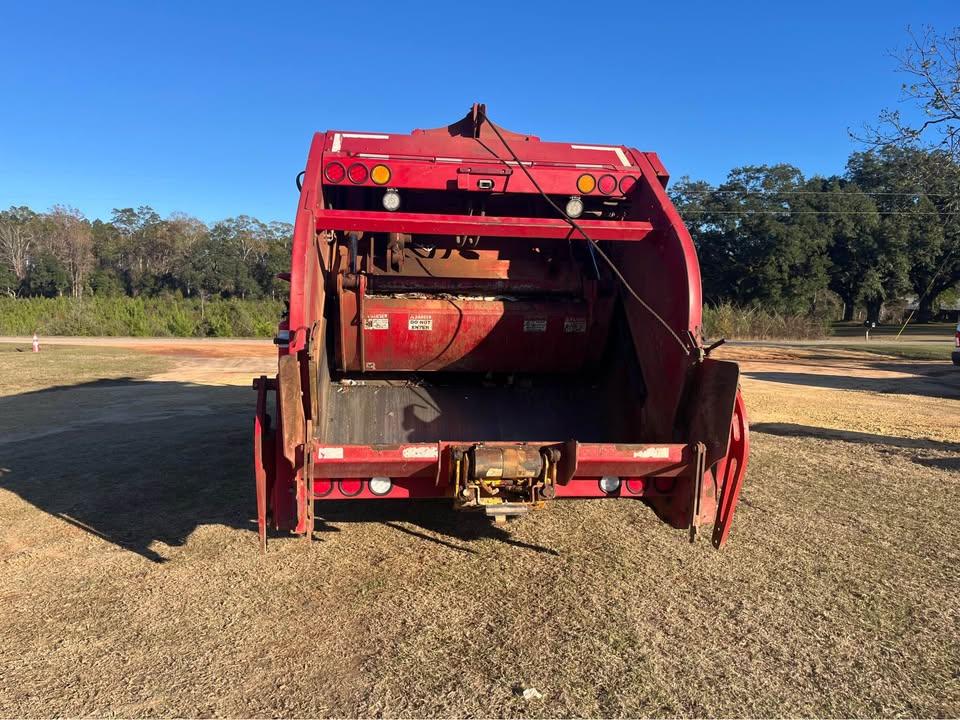 2022 International New Way Rear Loader - image 4