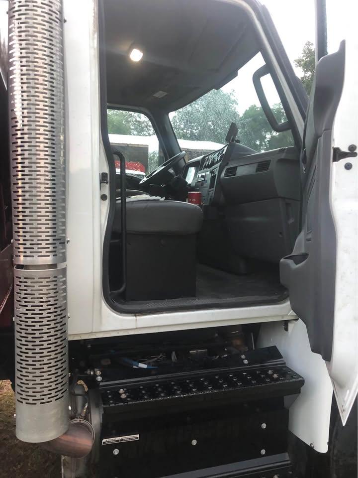 2021 International New Way Rear Loader - image 6