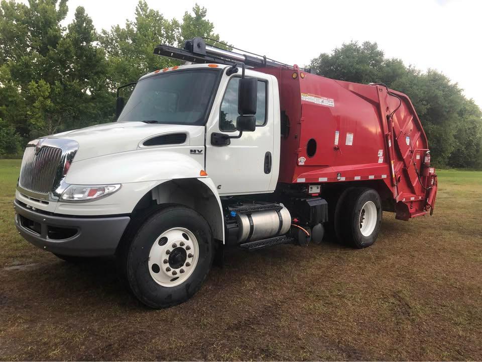 2021 International New Way Rear Loader - image 1