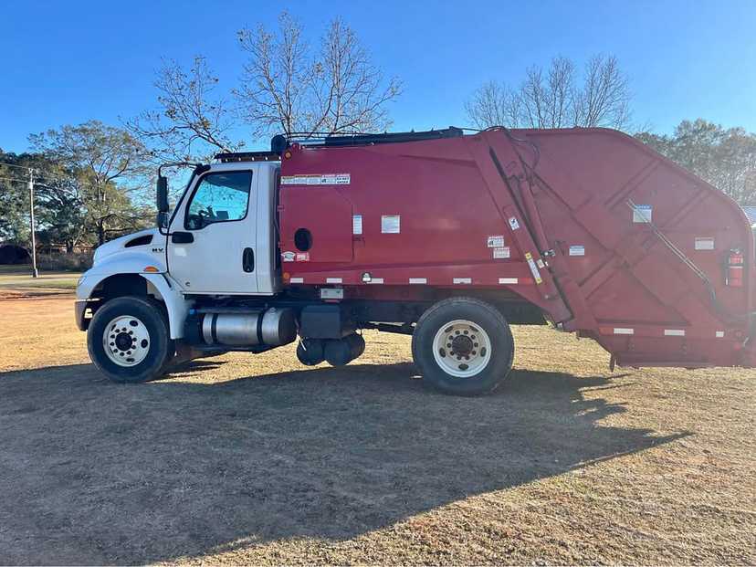 2022 International New Way Rear Loader