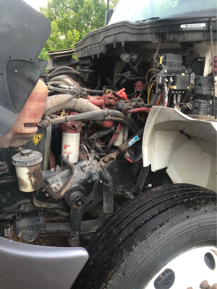 2021 International New Way Rear Loader - image 8
