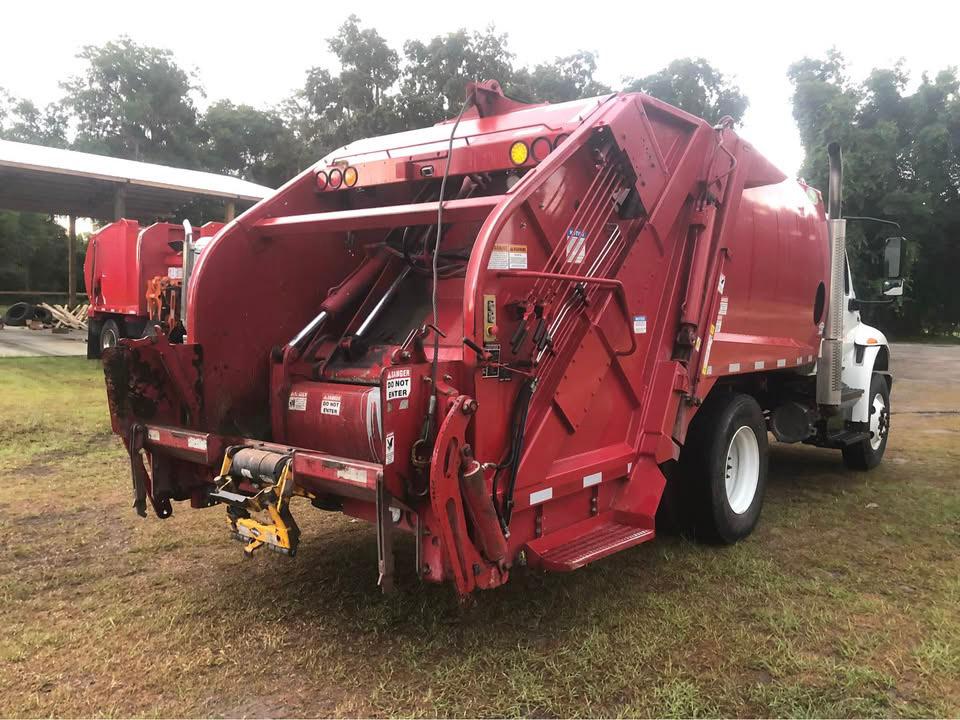 2021 International New Way Rear Loader - image 4