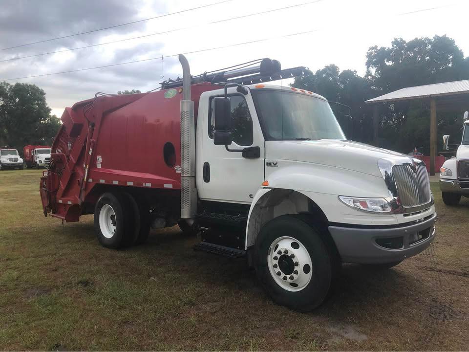 2021 International New Way Rear Loader - image 2