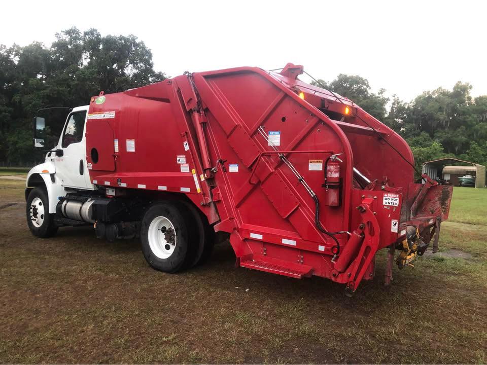 2021 International New Way Rear Loader - image 3