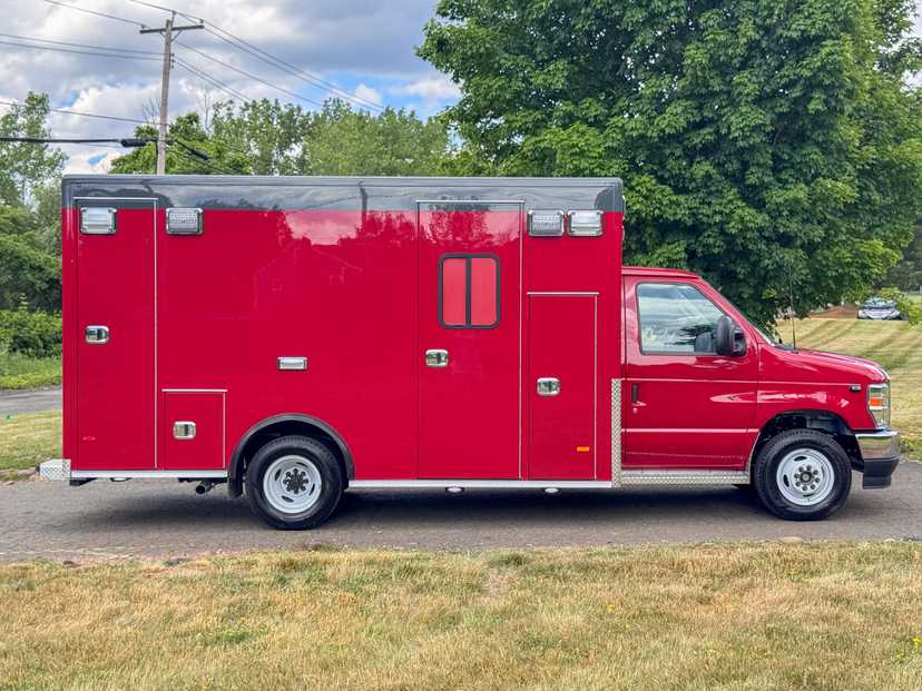 2026 PL-Custom Ford Type III Ambulance — photo 3