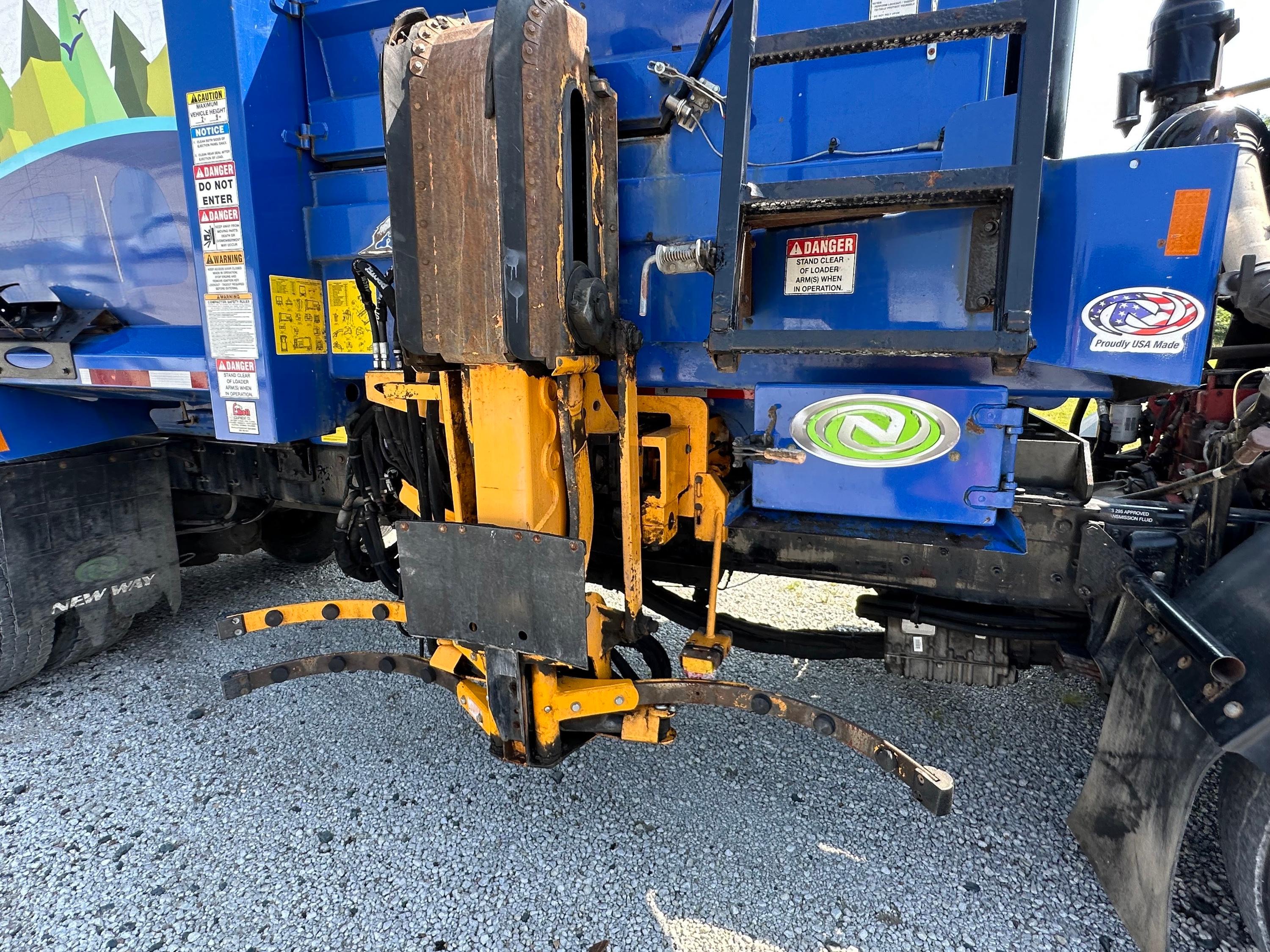 2017 Mack New Way Automated Side Loader - image 17