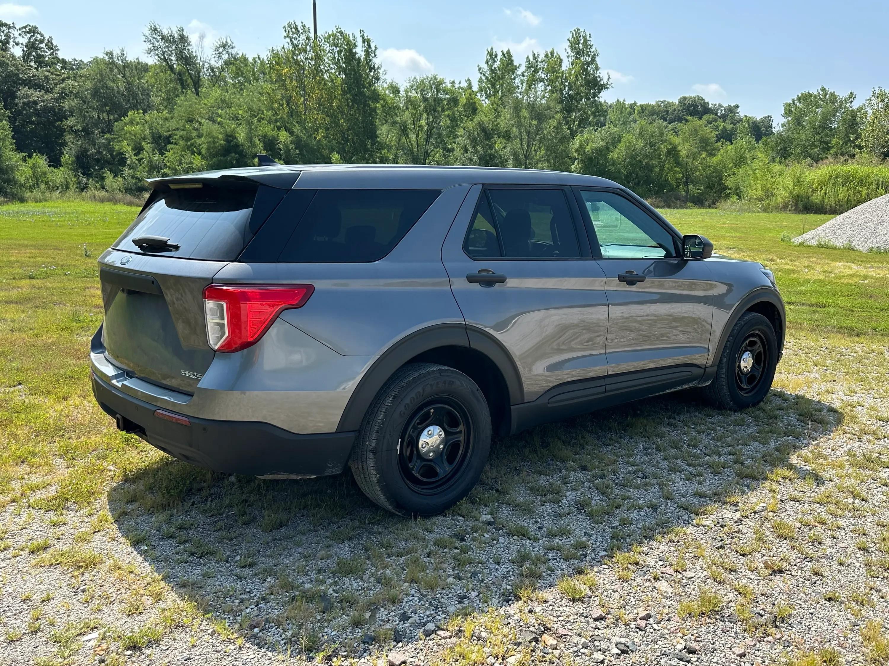 Clean Low Mile 2023 Ford Explorer Police Interceptor Utility - image 3