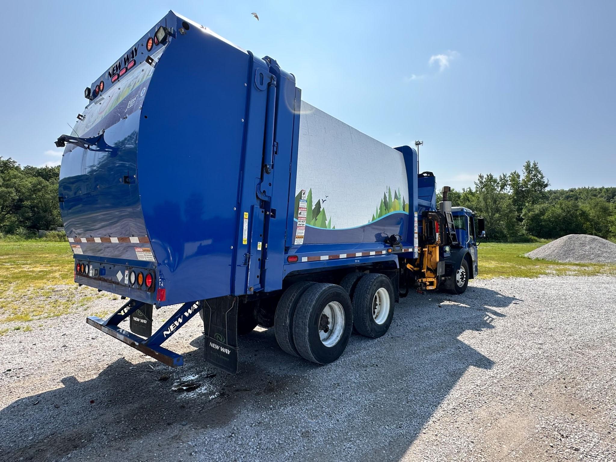 2017 Mack New Way Automated Side Loader - image 5