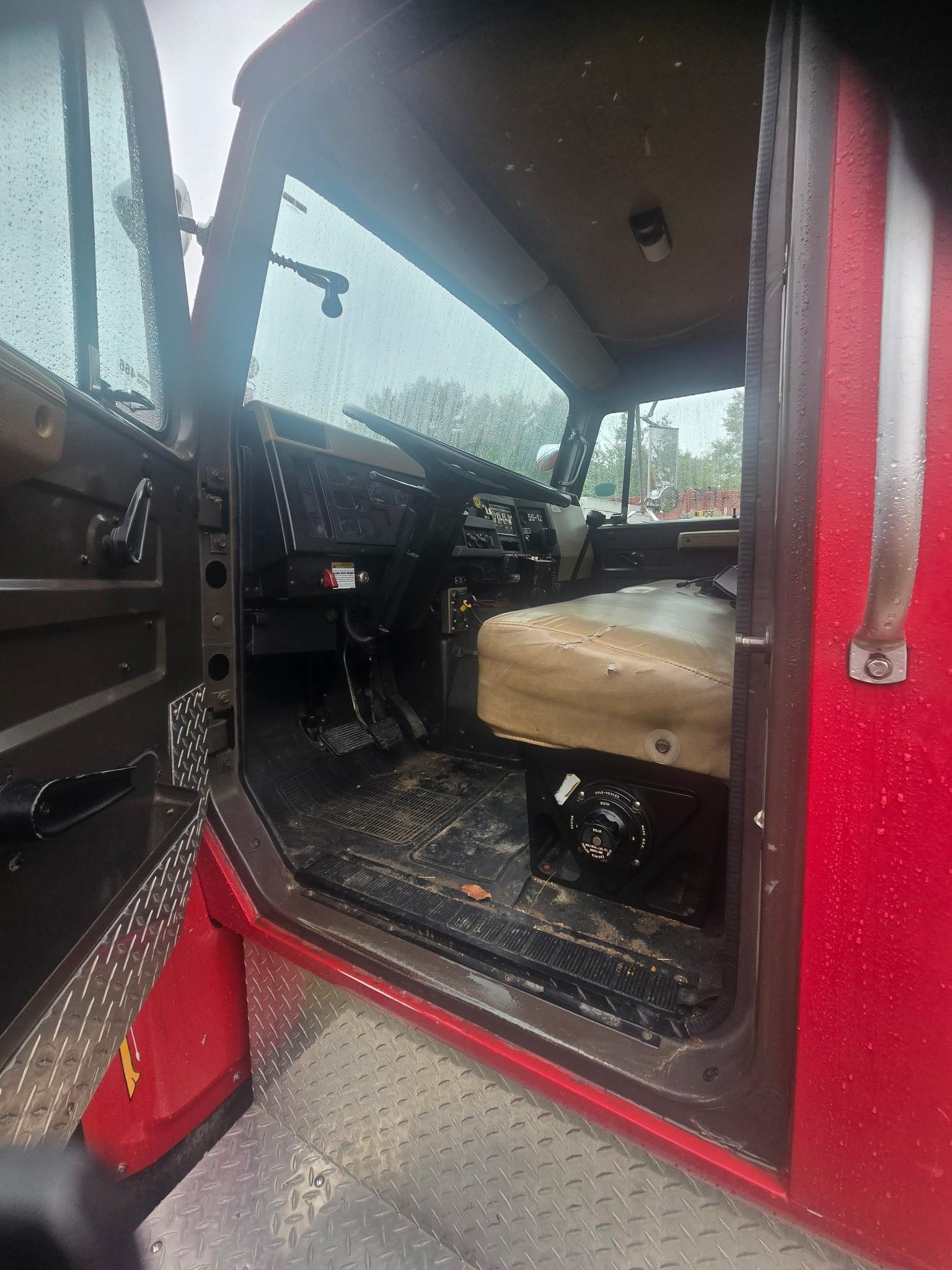 1991 International Pumper - image 6