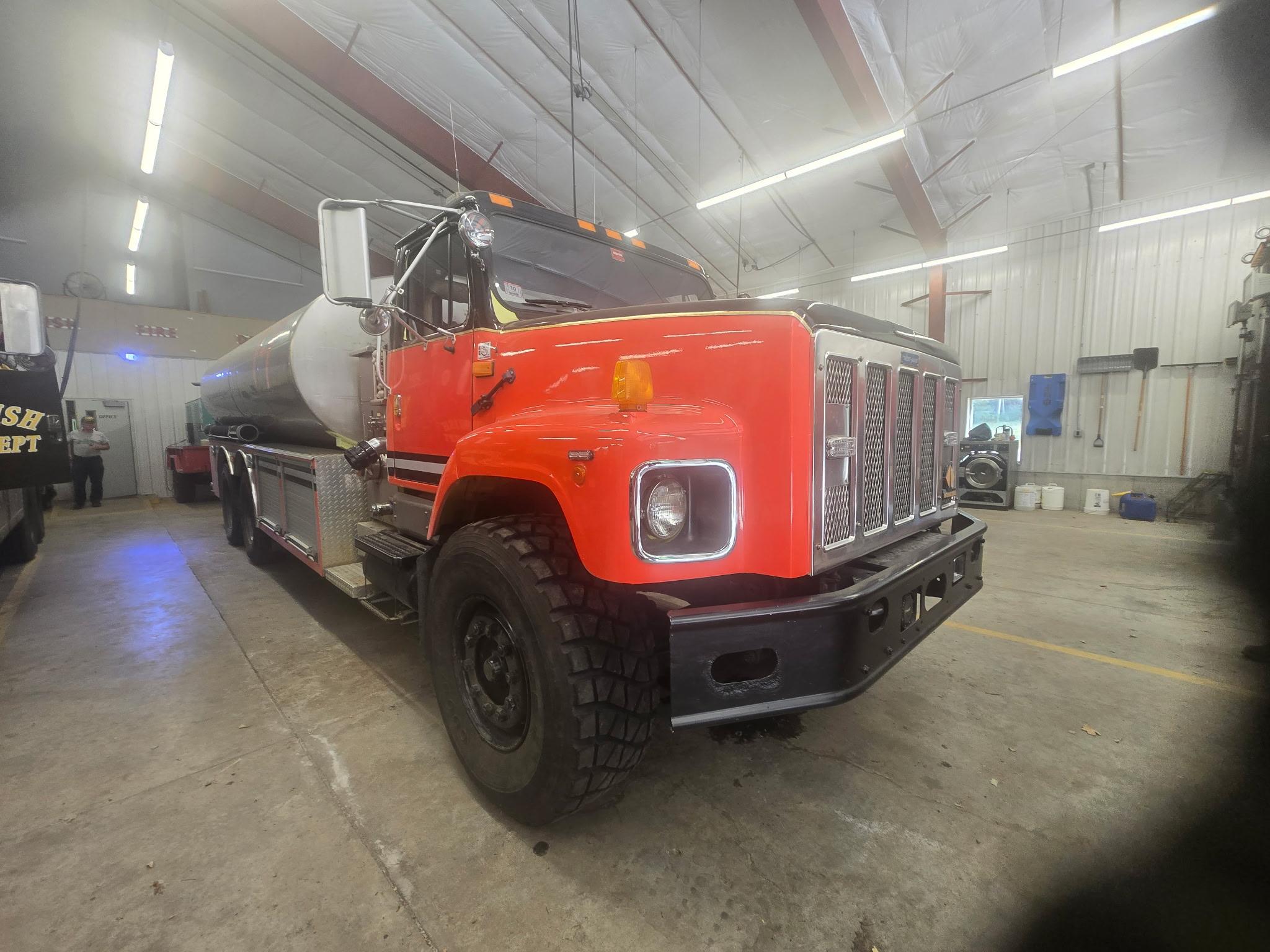 1994 International Pumper Tanker - image 2