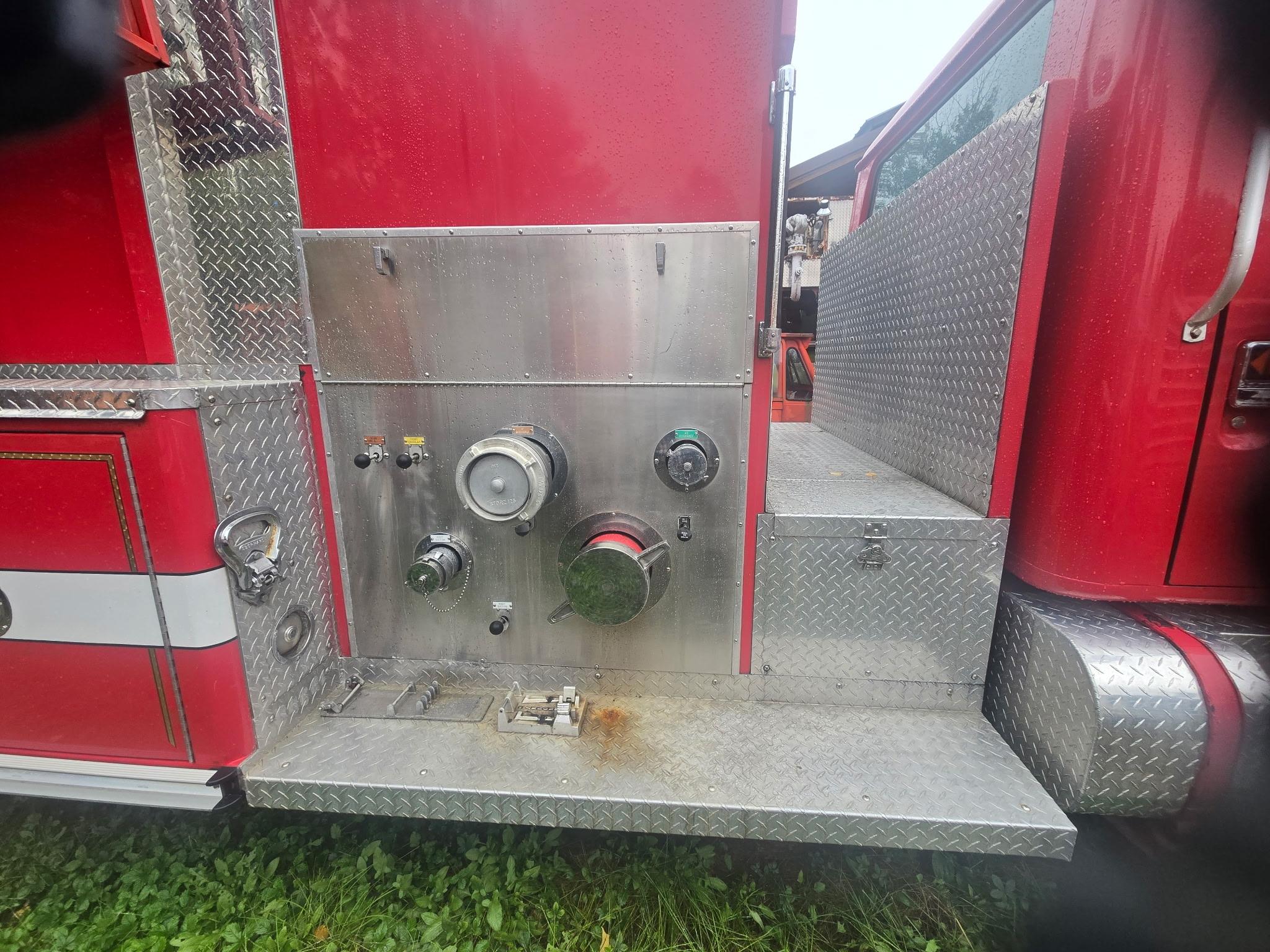 1991 International Pumper - image 9
