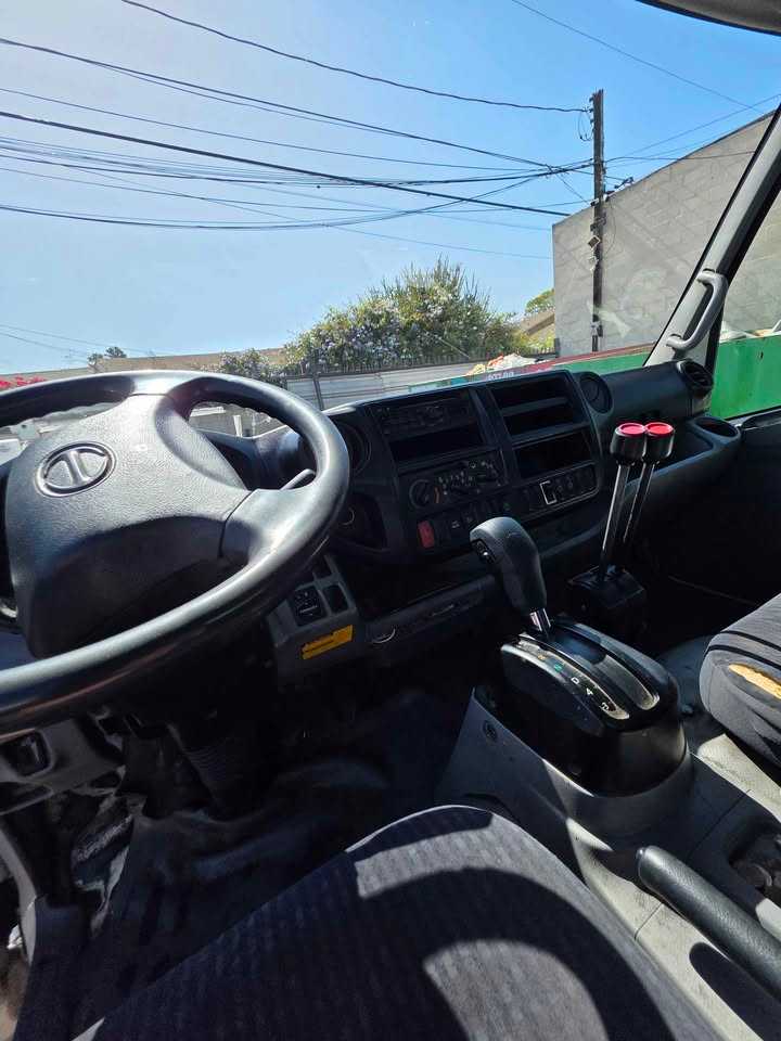 2016 Hino Hooklift — photo 7