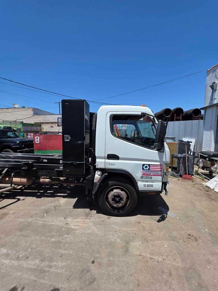 2021 Hino Hooklift — photo 8