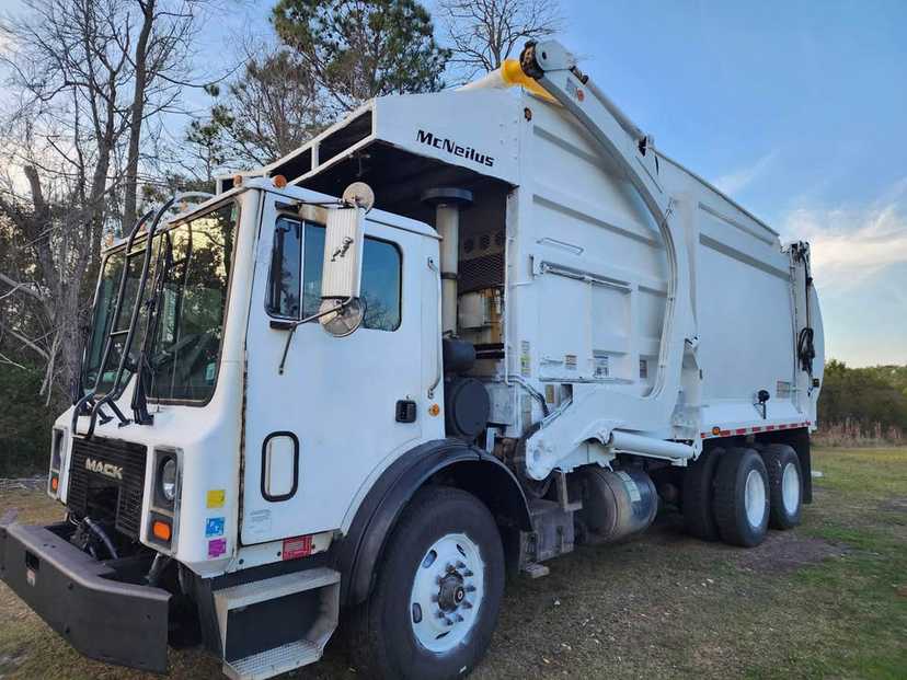 2007 Mack McNeilus Front Loader