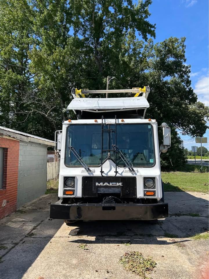 2007 Mack McNeilus Front Loader - image 3
