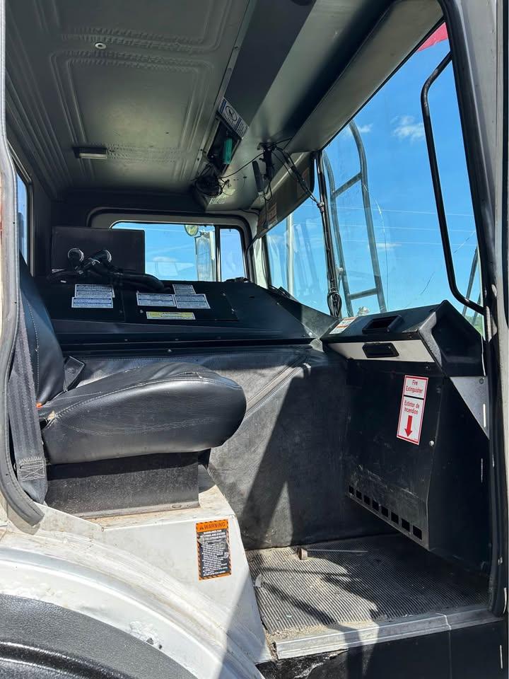 2007 Mack McNeilus Front Loader - image 6