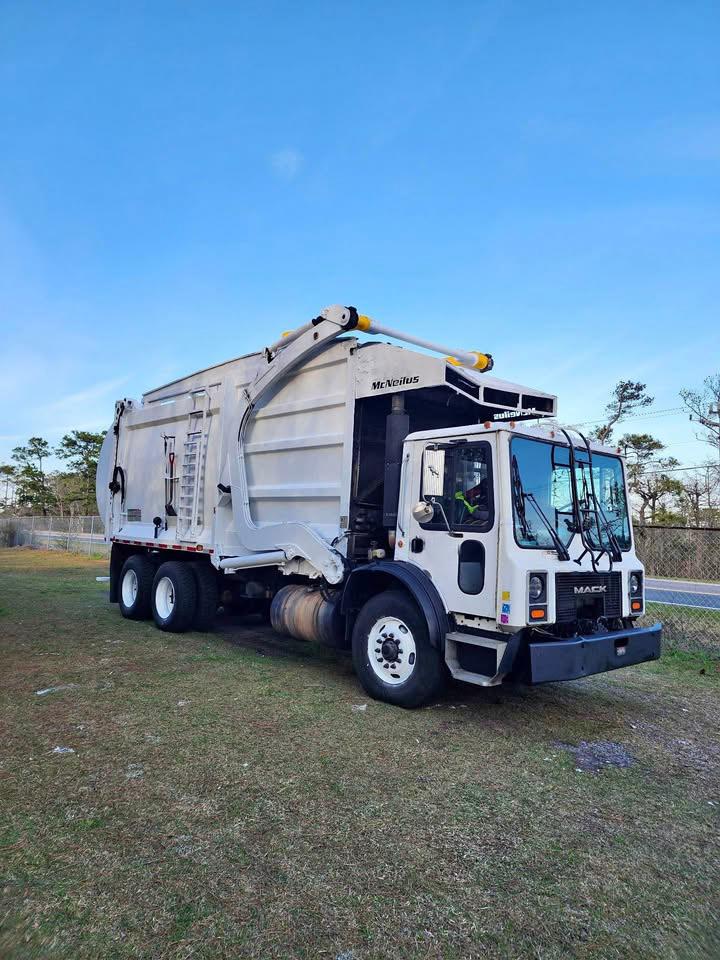 2007 Mack McNeilus Front Loader - image 2
