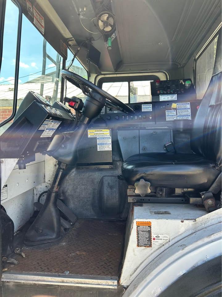 2007 Mack McNeilus Front Loader - image 7