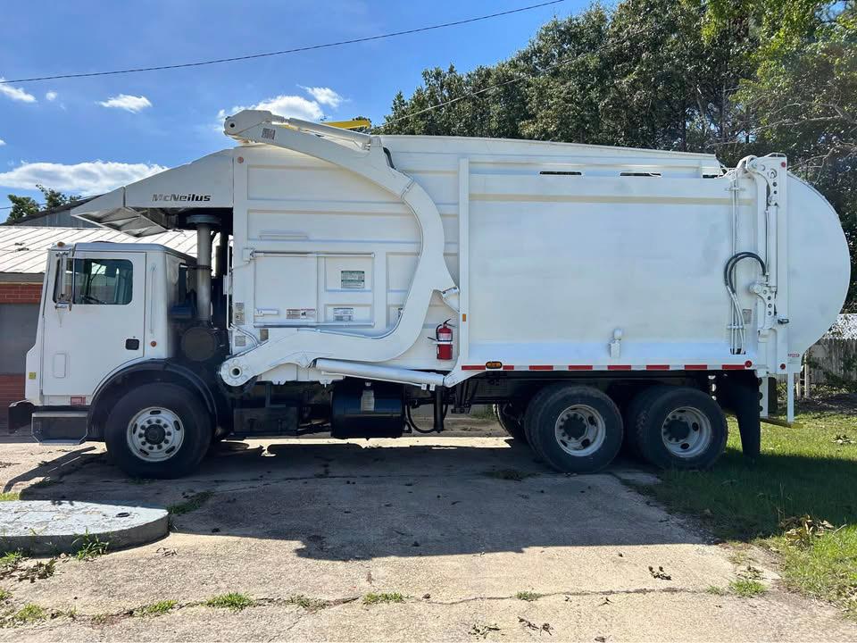2007 Mack McNeilus Front Loader - image 4