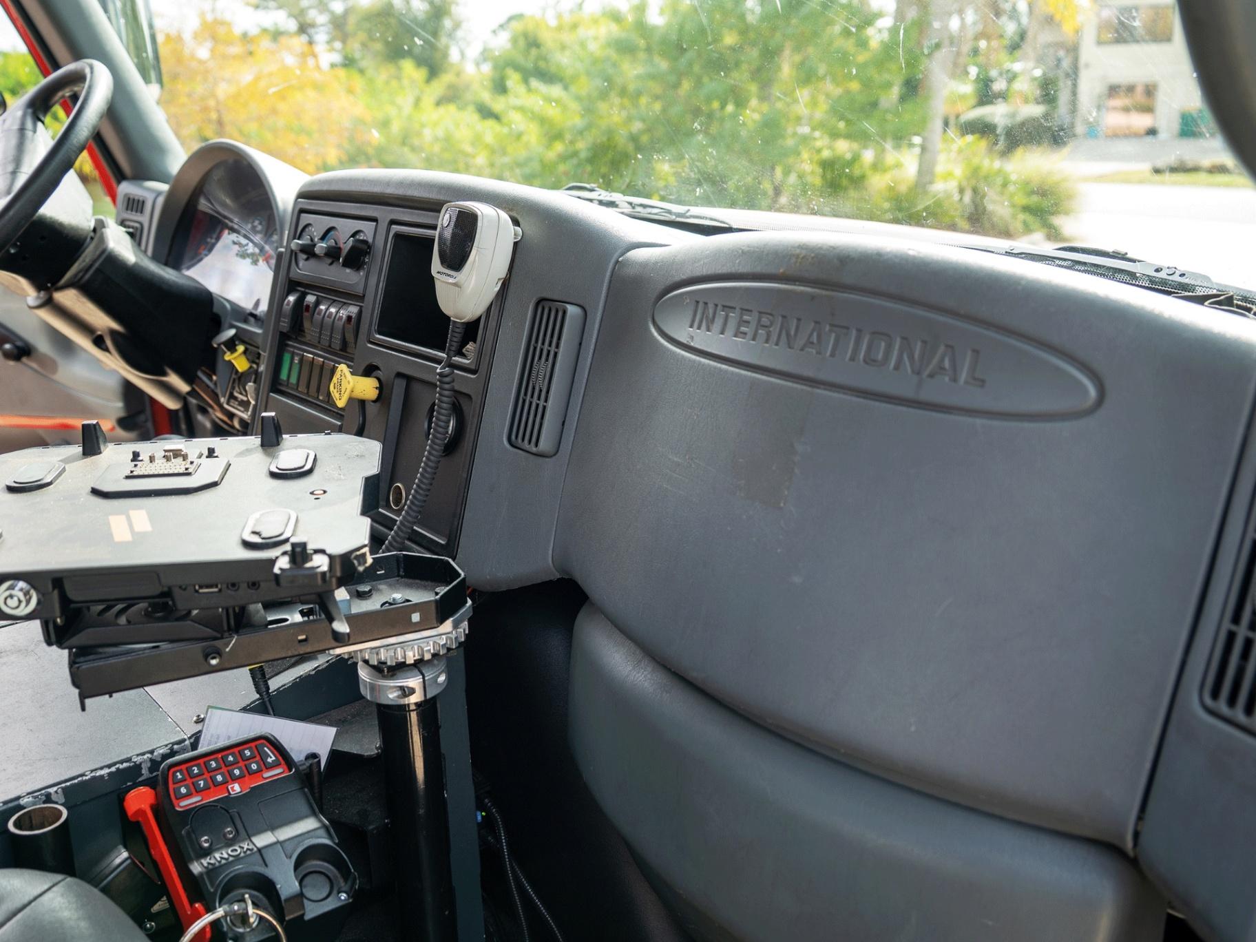 2006 E-One Freightliner Pumper - image 13