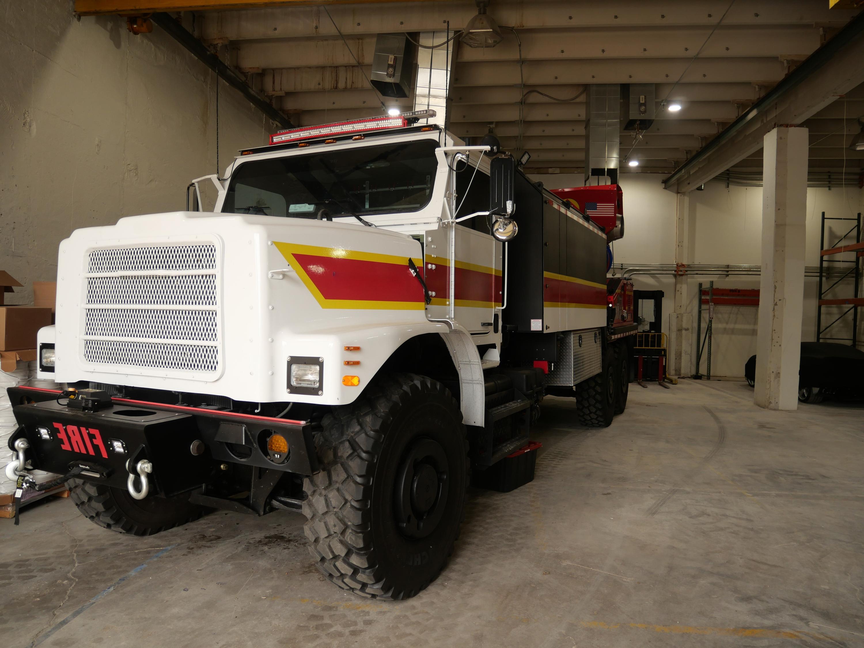 2024 Oshkosh 4x4 Tanker - image 2