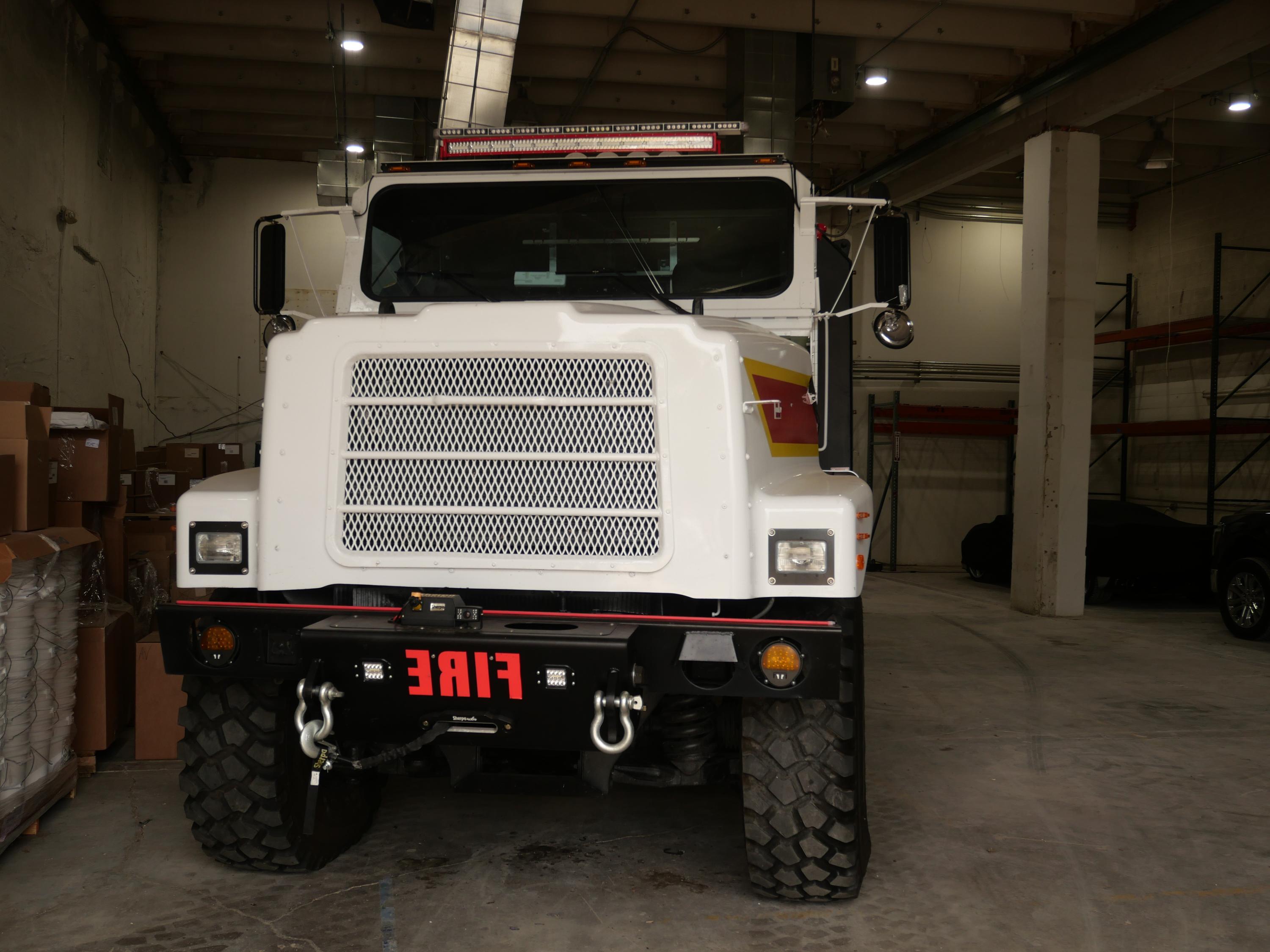 2024 Oshkosh 4x4 Tanker - image 9