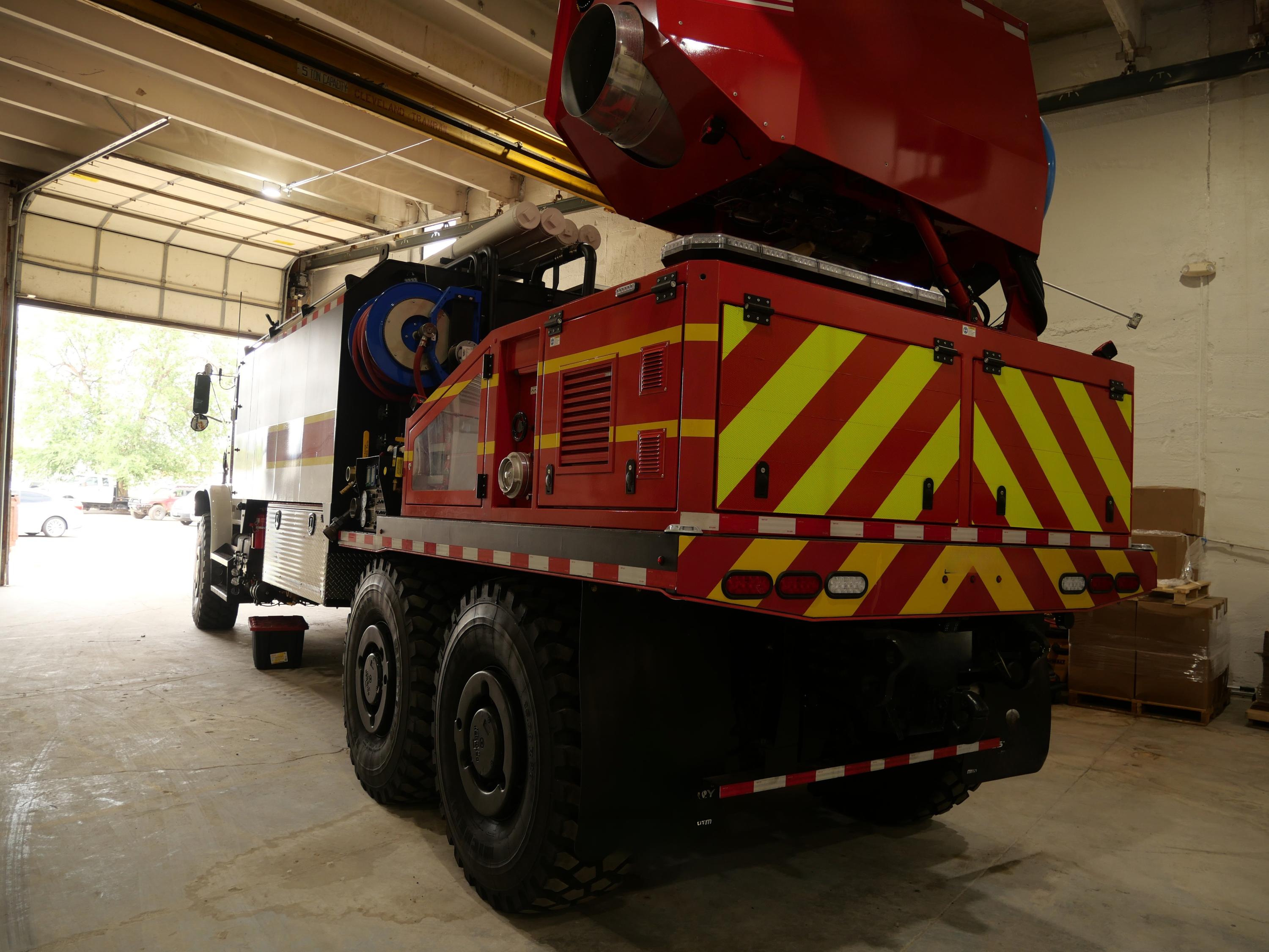 2024 Oshkosh 4x4 Tanker - image 14
