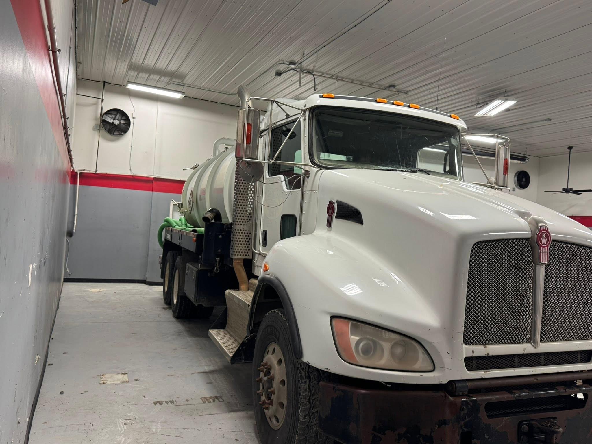 2013 Kenworth Cusco Septic - image 3