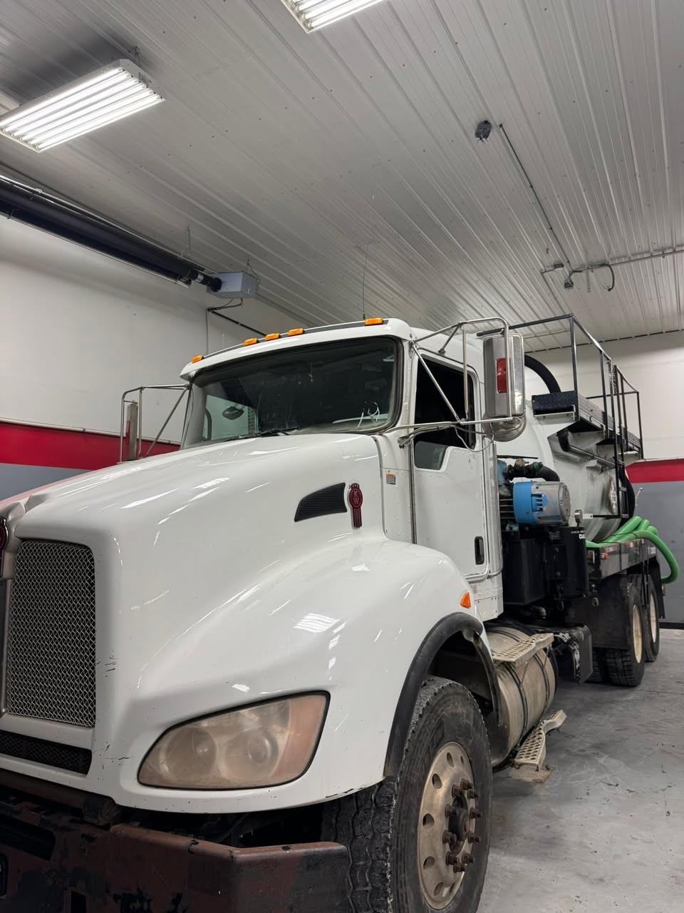 2013 Kenworth Cusco Septic - image 2