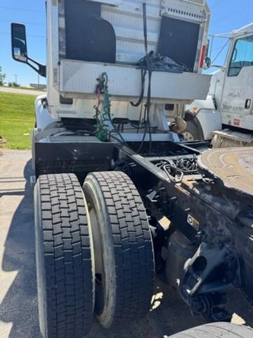 2019 Peterbilt 579 Semi - image 2