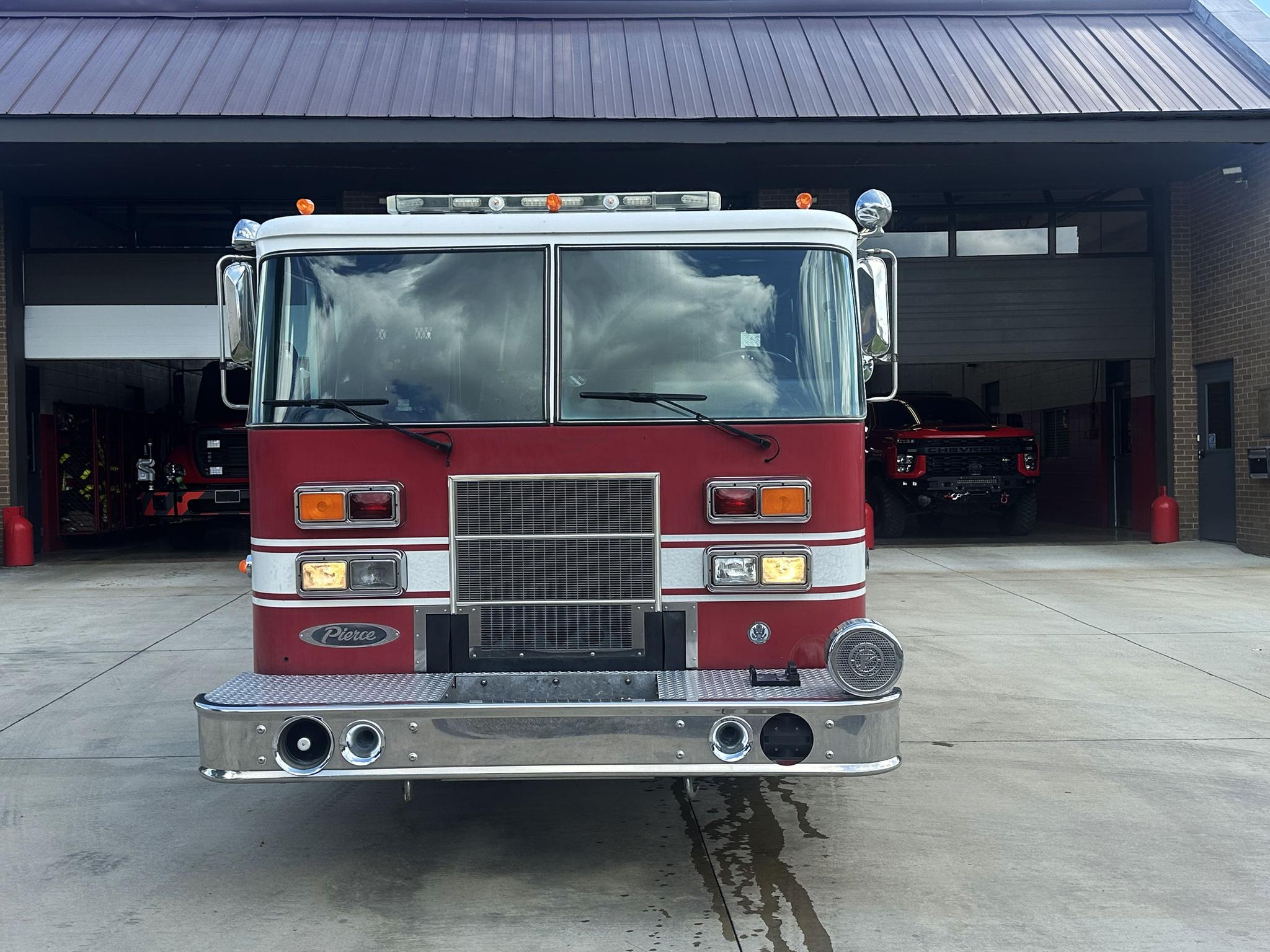 1996 Pierce Saber Pumper - image 2