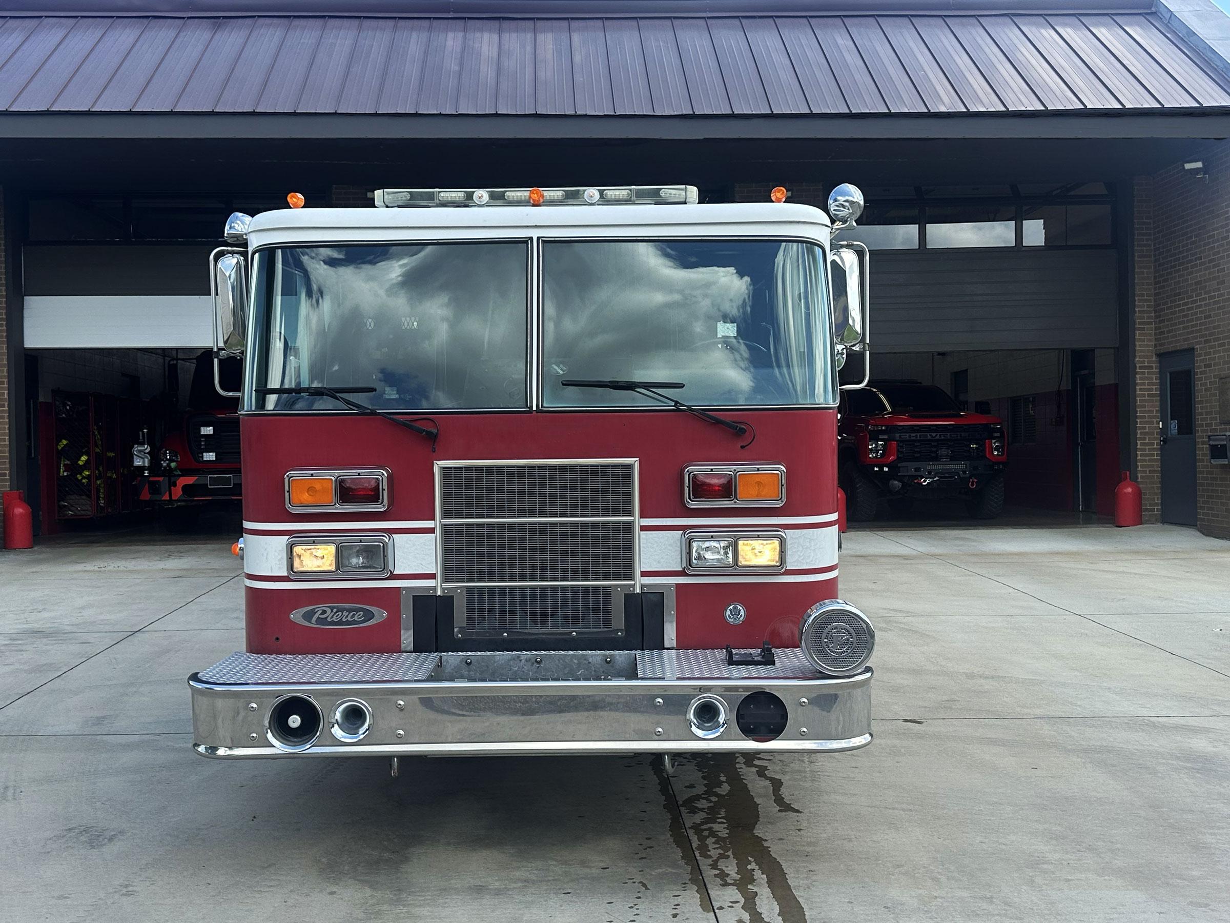 1996 Pierce Saber Pumper - image 2