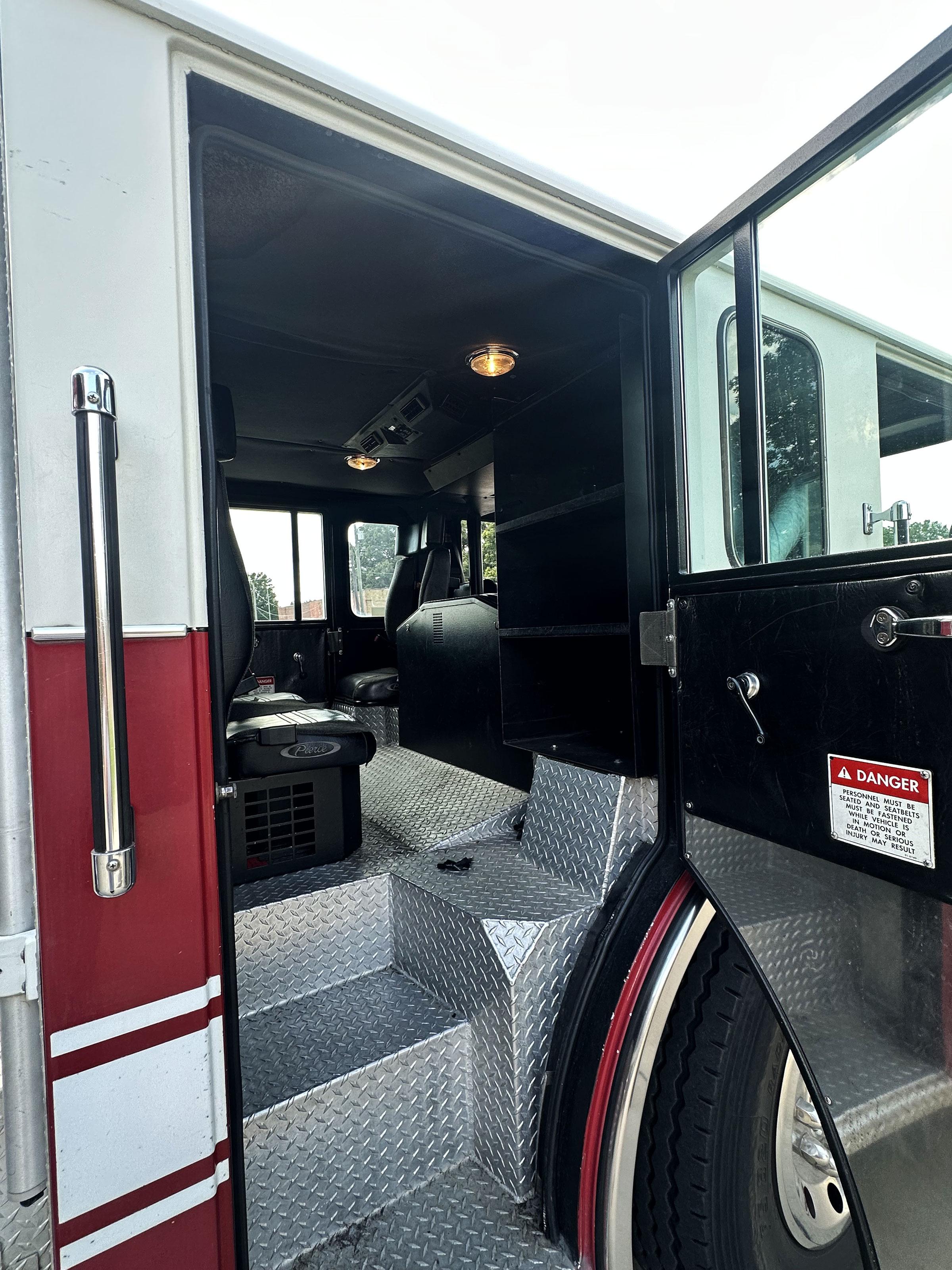 1996 Pierce Saber Pumper - image 8