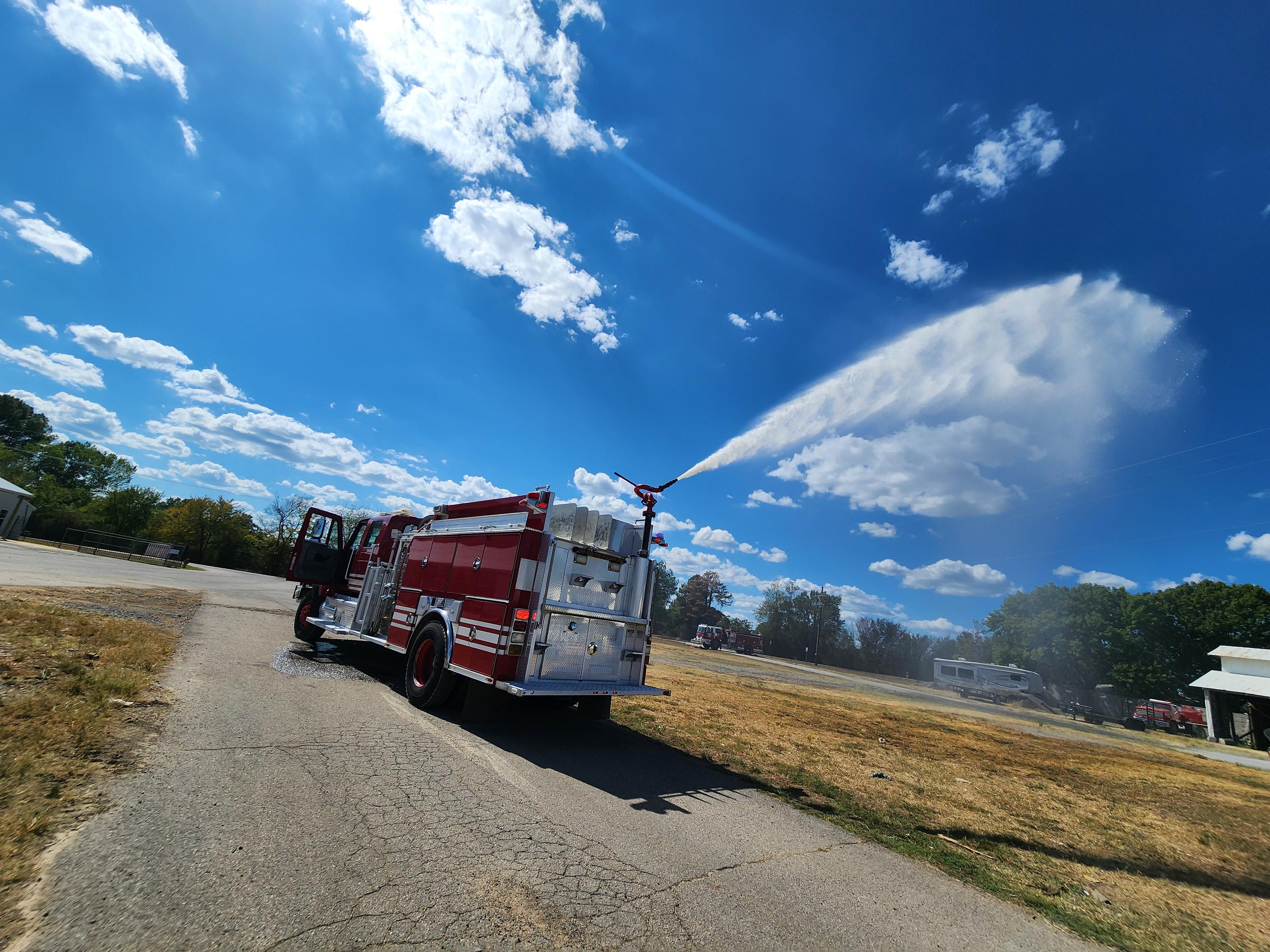 2007 International 7400 4x4 Pumper - image 2