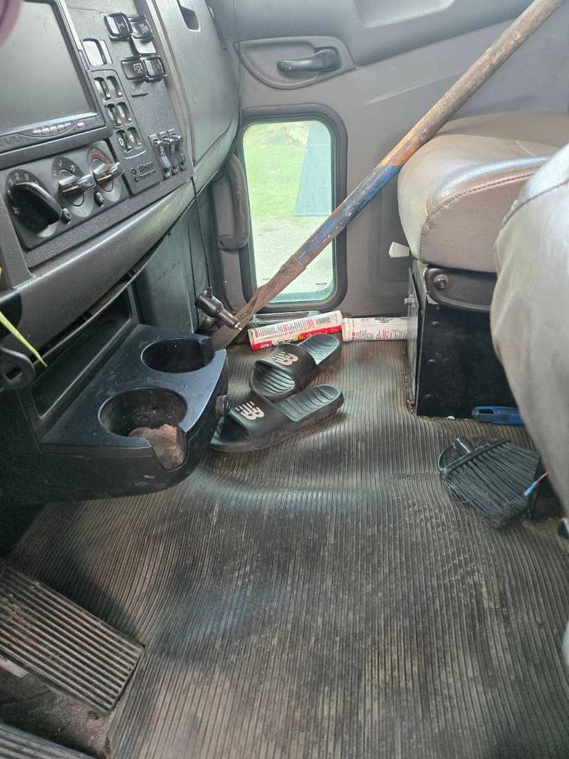 2018 Peterbilt 348 Dump Truck — photo 7
