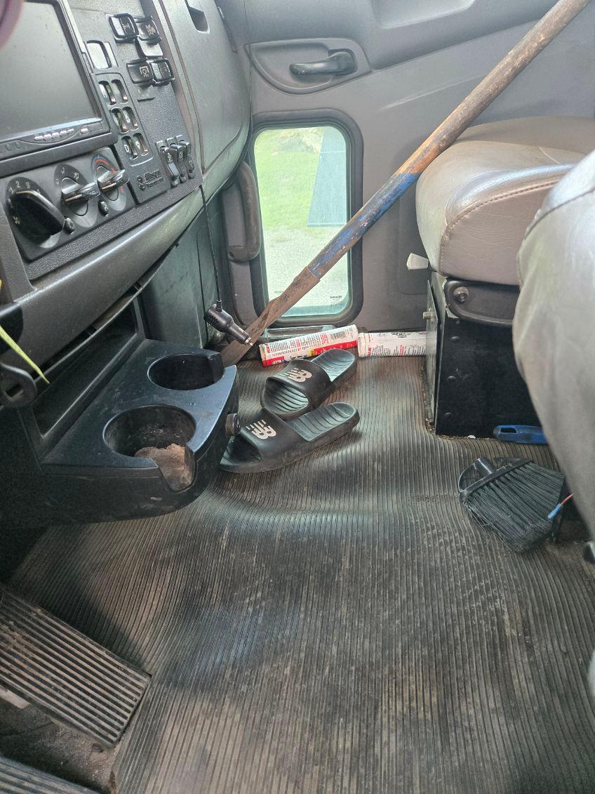 2018 Peterbilt 348 Dump Truck - image 7