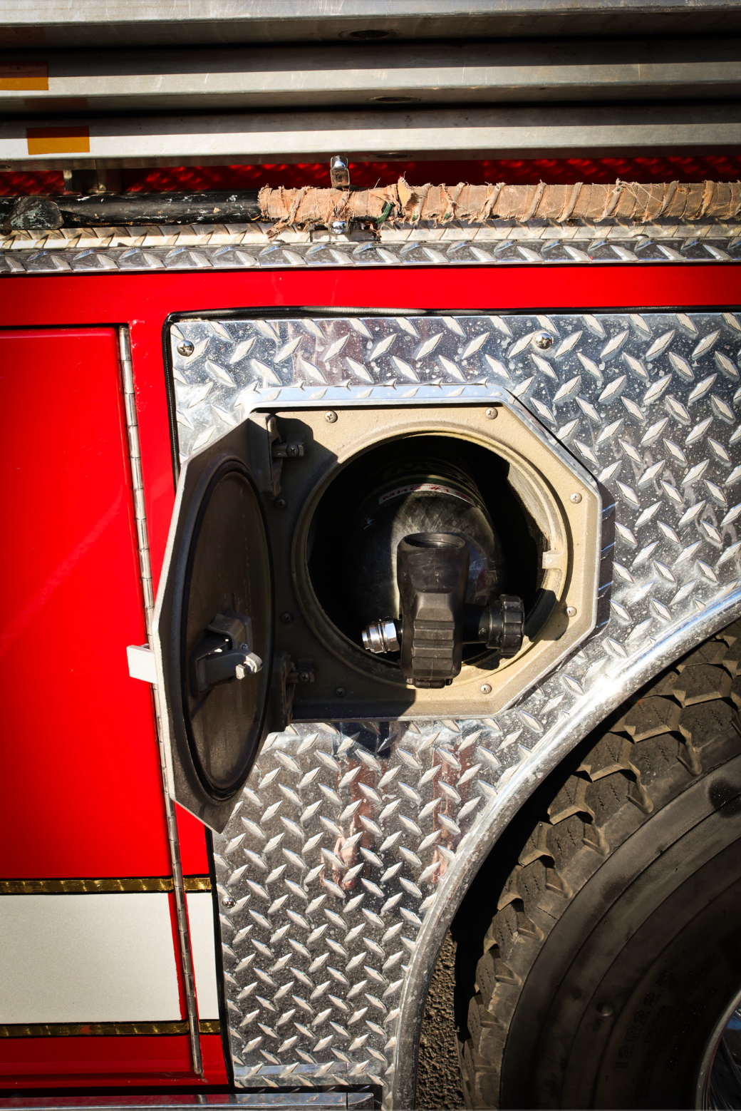 2005 Sutphen Monarch Pumper 2000/1000 - image 24