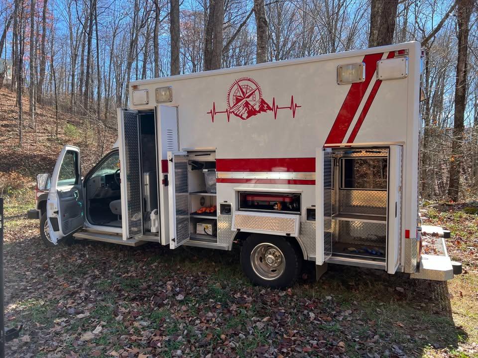 1997 GMC 4X4 Type III Ambulance - image 2