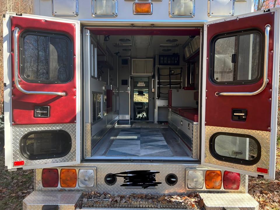 1997 GMC 4X4 Type III Ambulance - image 3