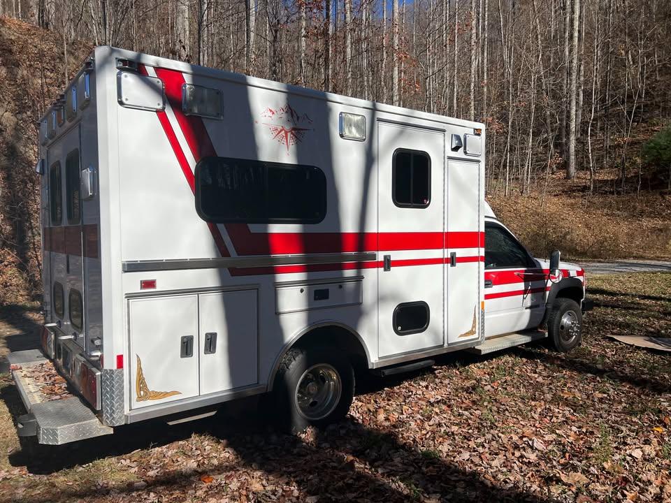 1997 GMC 4X4 Type III Ambulance - image 4
