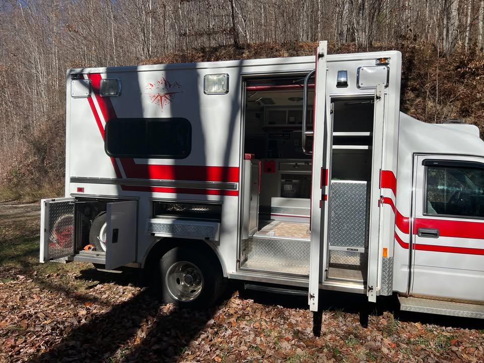 1997 GMC 4X4 Type III Ambulance - image 5