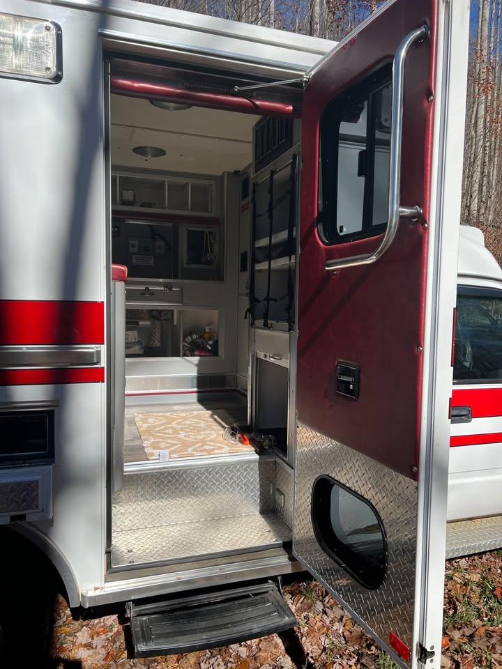 1997 GMC 4X4 Type III Ambulance - image 8