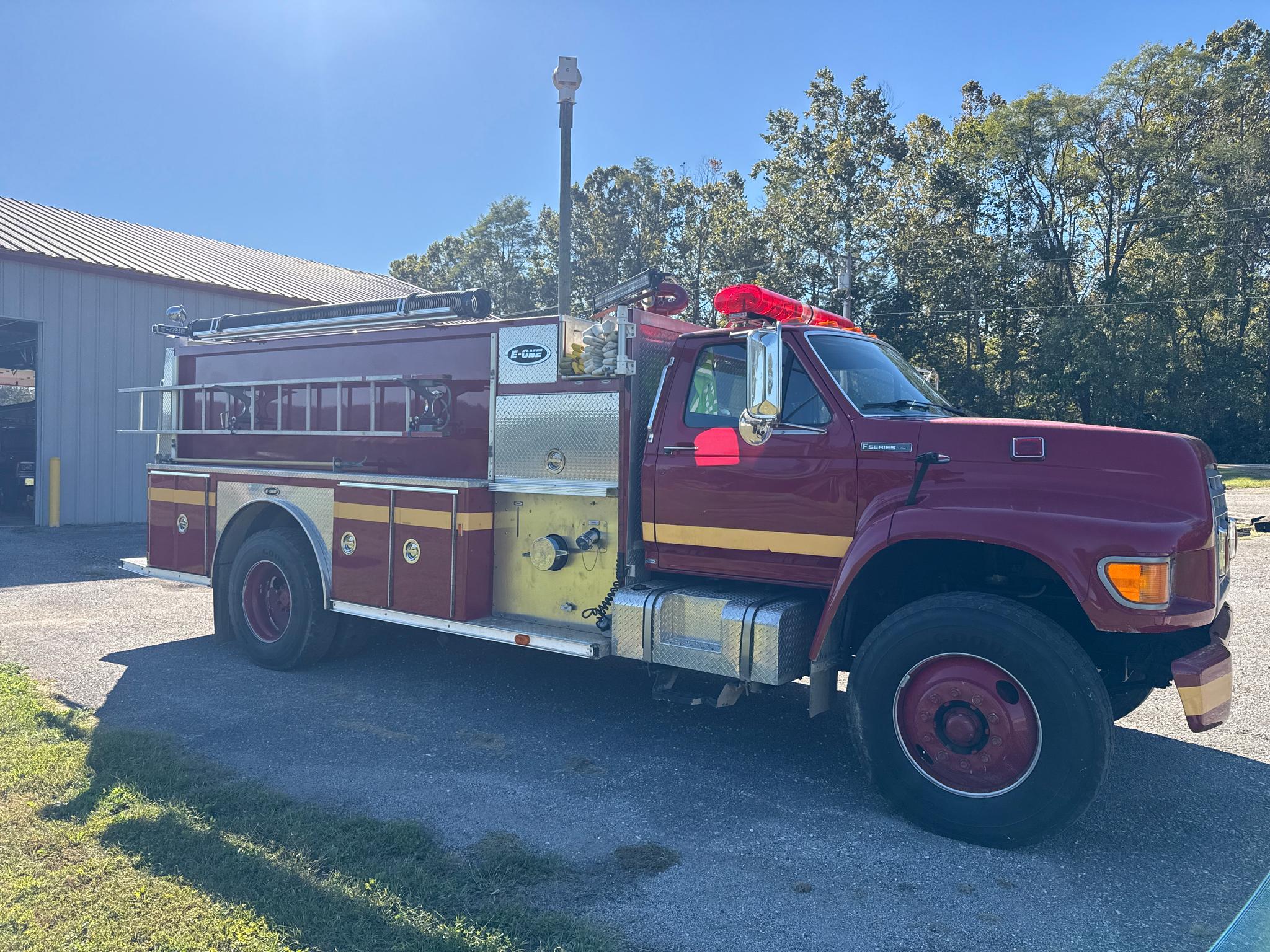 1994 E-One Ford Pumper - image 2
