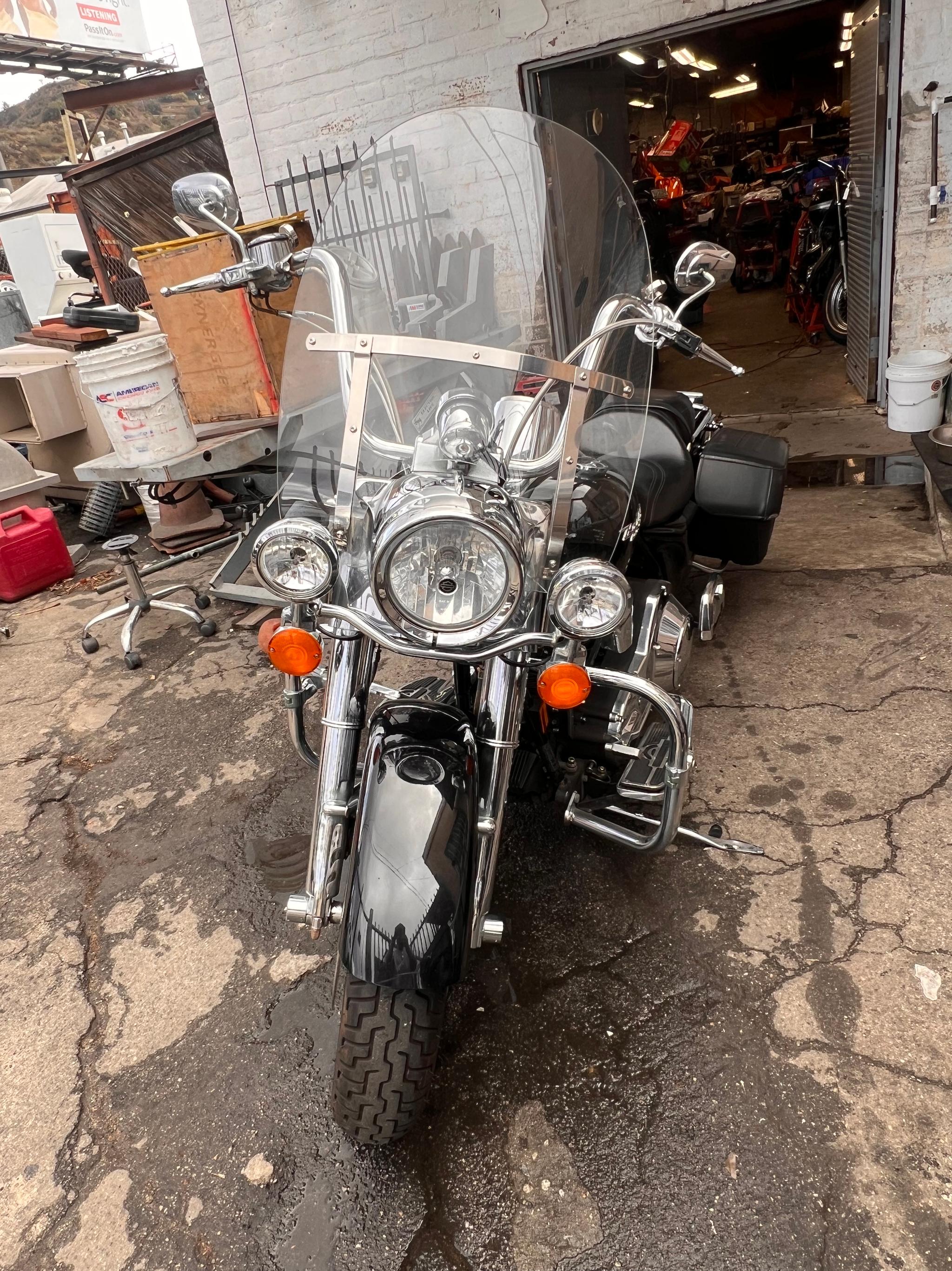 2006 Harley Davidson Road King - image 2