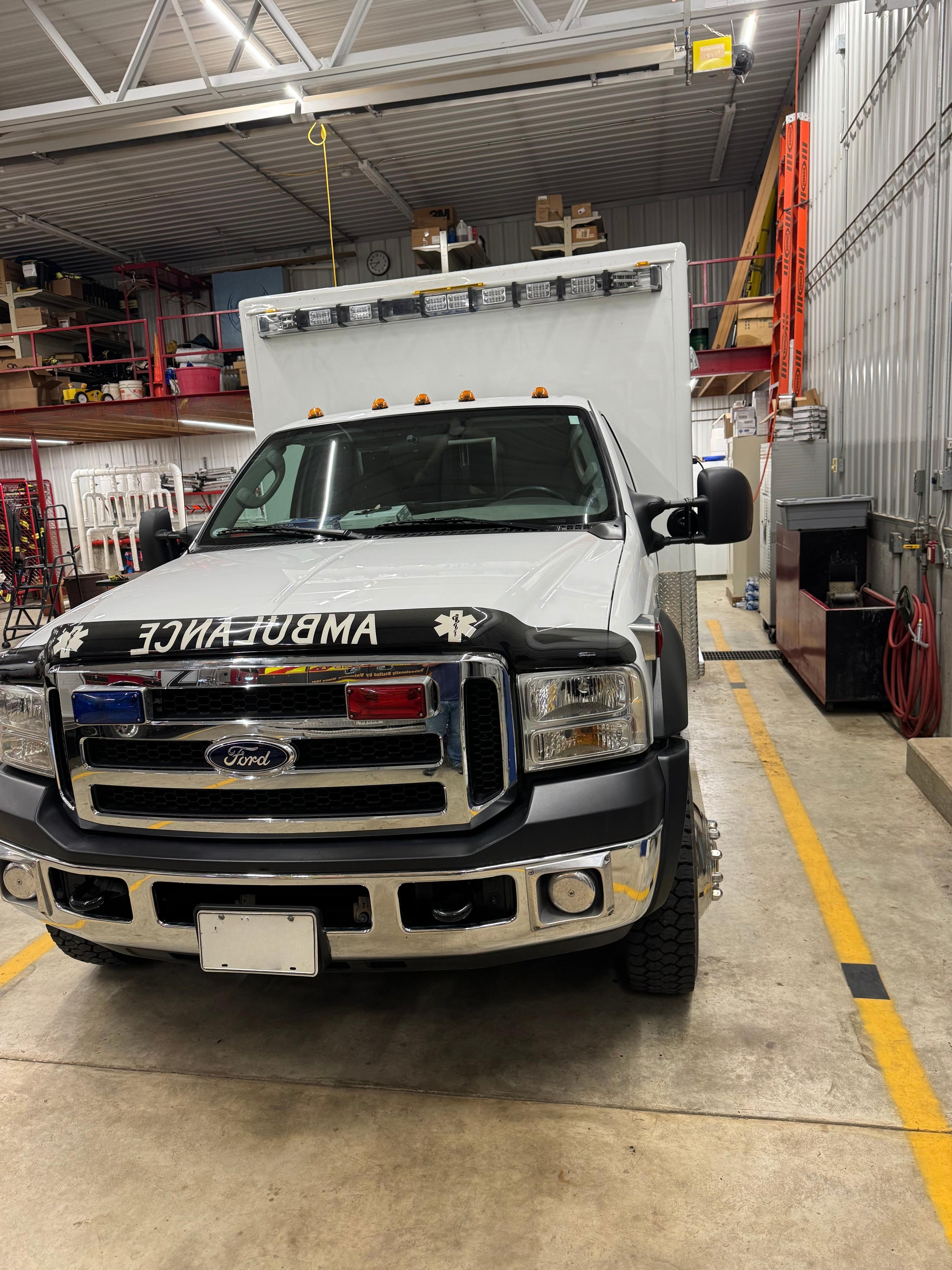 2007 LifeLine Ford 4x4 Type I Ambulance - image 3