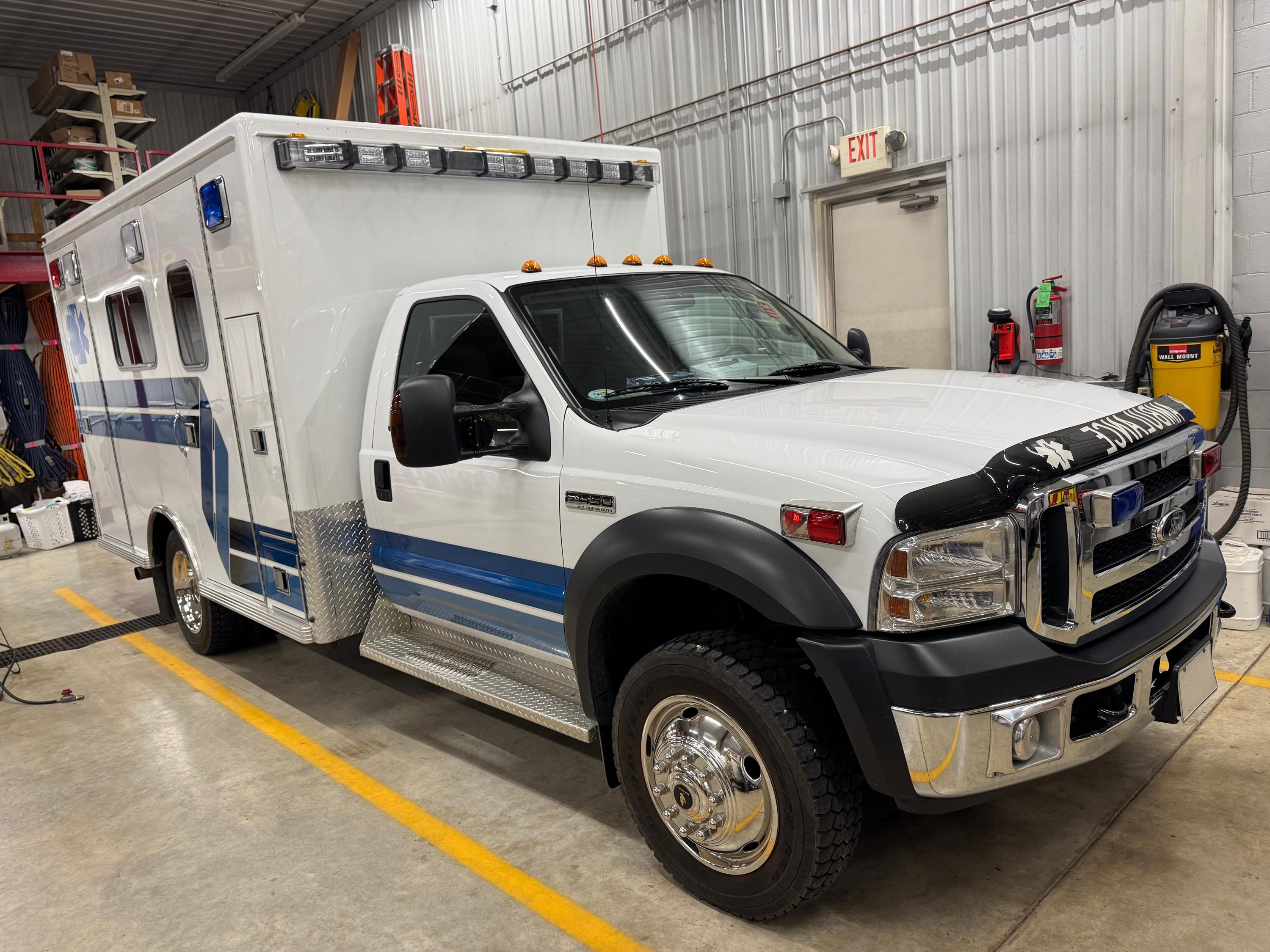 2007 LifeLine Ford 4x4 Type I Ambulance - image 1